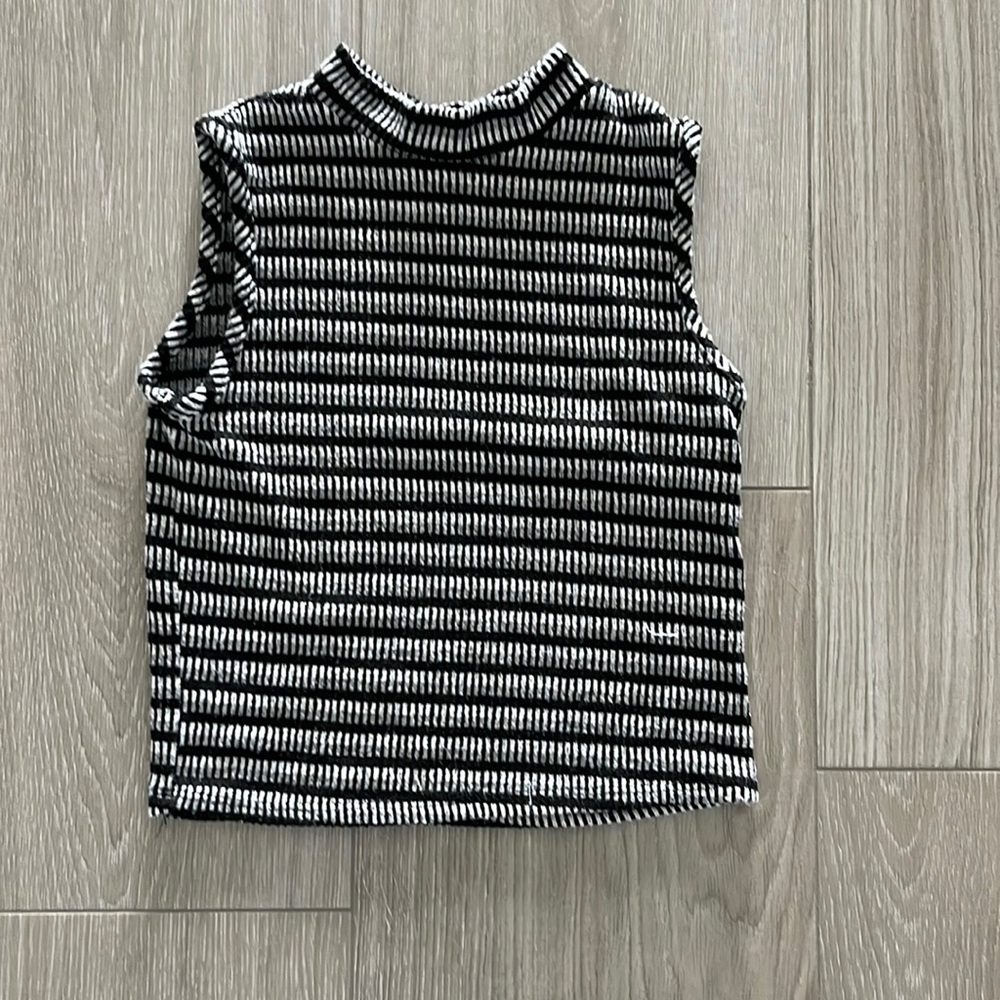 Girls Sleeveless mock neck shirt Pinc size M